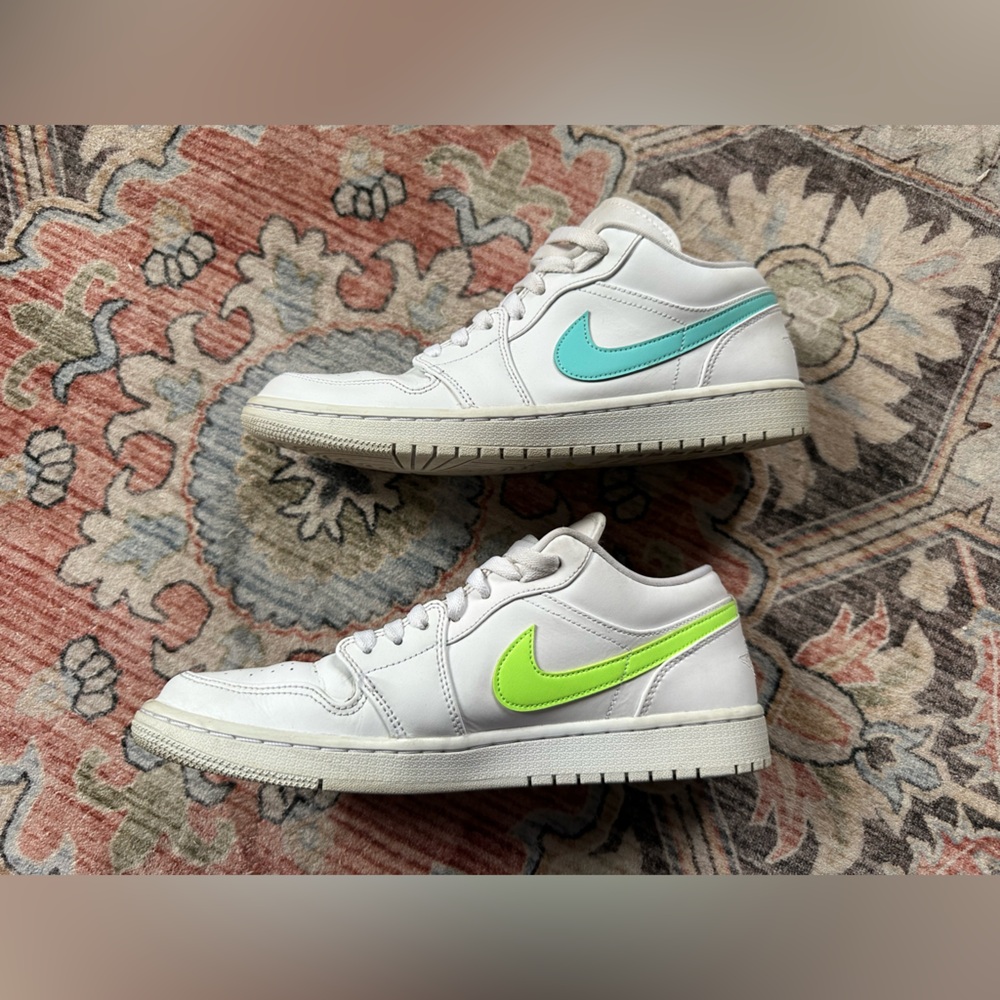 NIKE AIR JORDAN 1 LOW WHITE/MULTI-COLOR/LIGHT AQUA MEN’S - SIZE 10.5